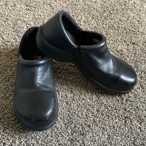 Women’s Pro series shoes. Size 8